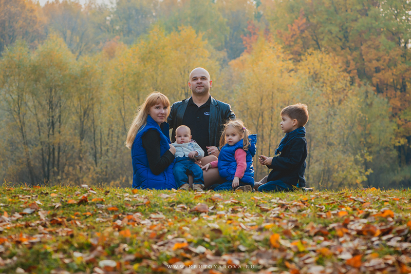 Семейная фотосессия осенью на природе