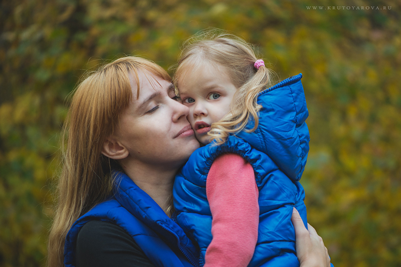 Семейная фотосессия осенью на природе