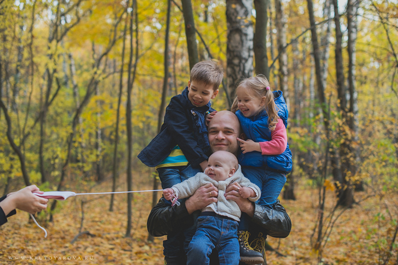 Семейная фотосессия осенью на природе
